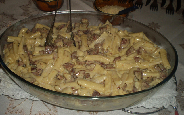 Macarrão com molho de calabresa e mostarda