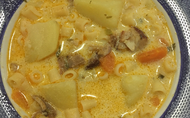 Sopa de costela com macarrão