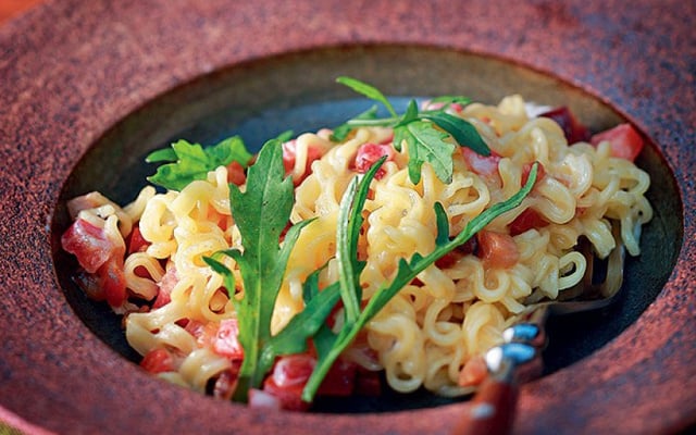 Pasta nipônica à la Kattias com redução de queijo cremoso