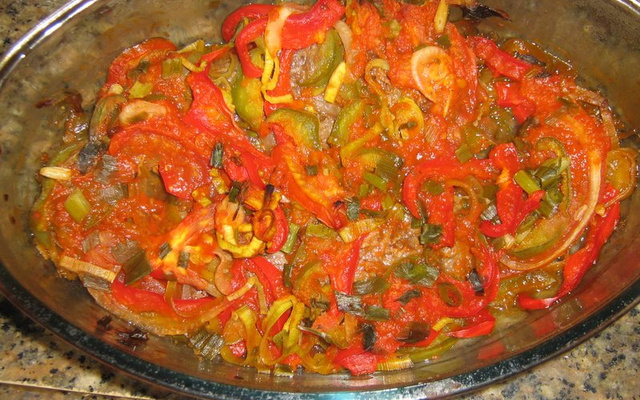 Bife ao molho de tomate com pimentão