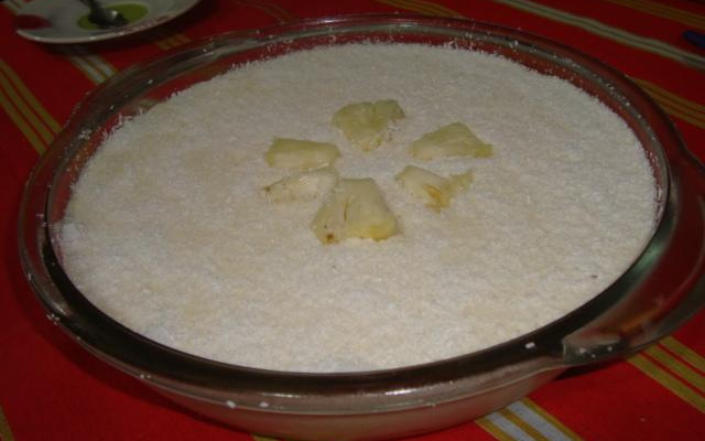 Pavê de coco com ameixa