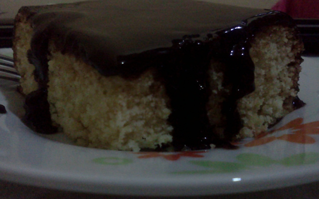 Bolo prático de laranja com calda de chocolate