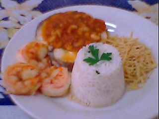 Cação ao molho pomodoro com camarão