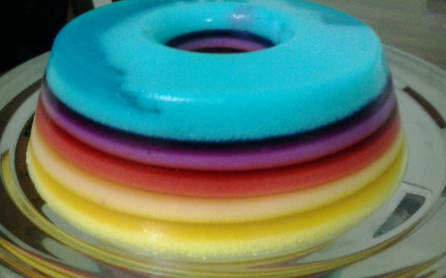Gelatina colorida em camadas