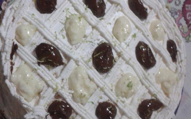 Bolo com recheio de limão e chocolate