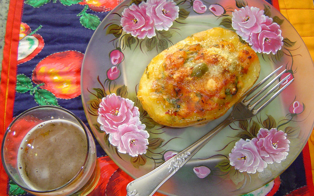 Batatas recheadas com moqueca de camarão