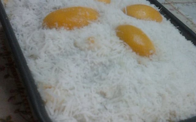 Bolo de pêssego com coco