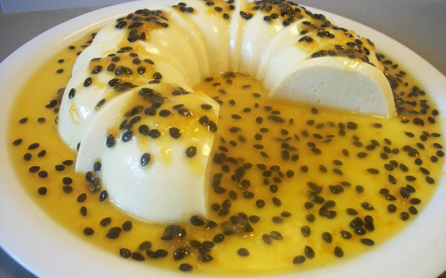 Flan de iogurte com maracujá