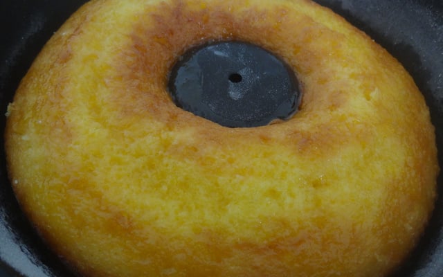 Bolo de laranja com calda de laranja