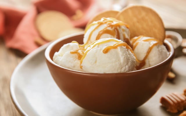 Sorvete de creme com calda quente de banana