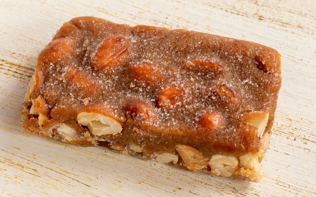 Pé de moça com leite condensado cremoso cortado em retângulo
