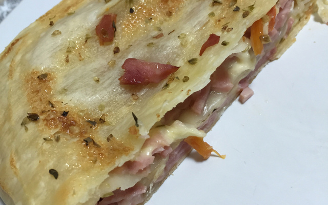 Rocambole de presunto e queijo com massa de pastel