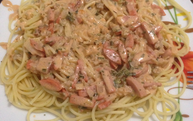 Macarrão com salsicha e creme de leite