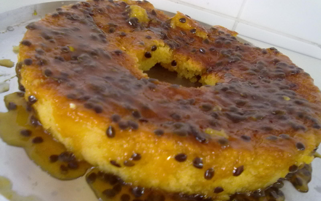Bolo maracujá com casca