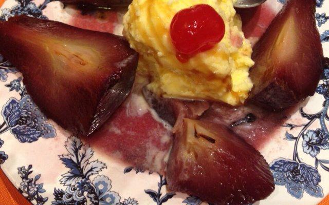 Pêras ao vinho com sorvete de creme