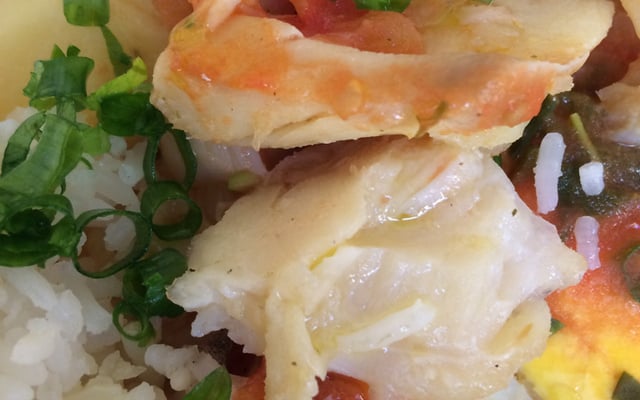 Bacalhau com batatas e molho de tomates