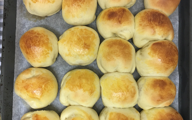 Pão de batata recheado com mortadela