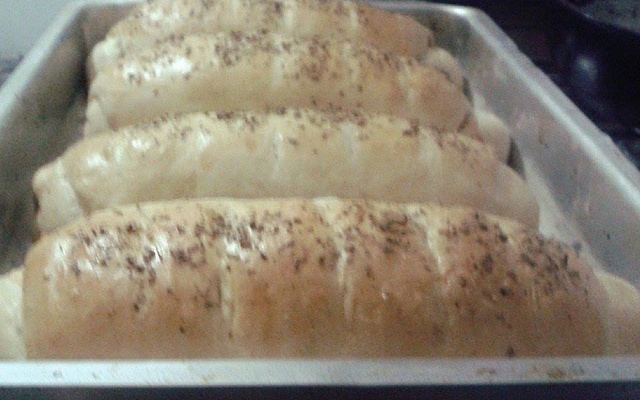 Pão de cebola e calabresa