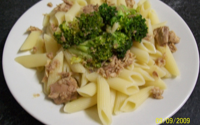 Linguine com brócolis e atum