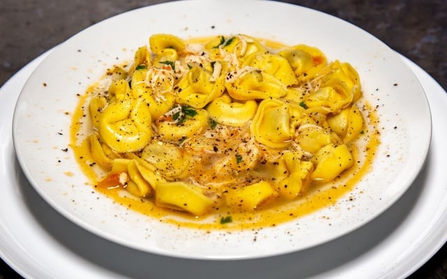 Sopa de macarrão capeletti de queijo com frango bem temperado