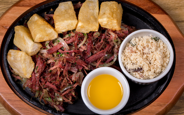 Carne de sol com aipim frito e queijo coalho.