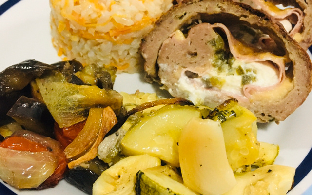 Bolo de carne moída recheado com presunto e mussarela