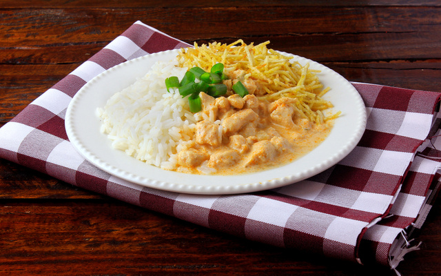 Estrogonofe de frango simples e barato da lindy