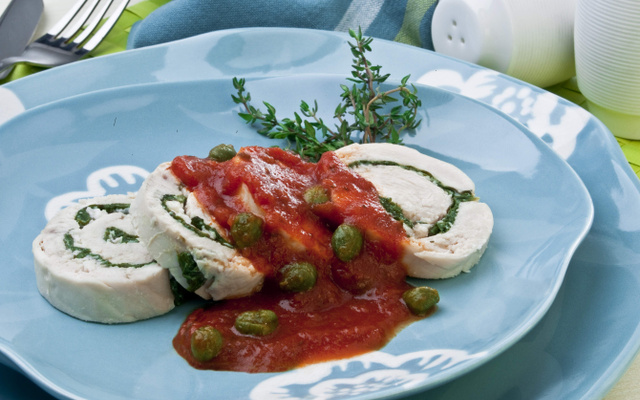 Rodelas de Frango recheadas com Espinafre, Alcaparras e Queijo Cottage ao Salsaretti Clásico