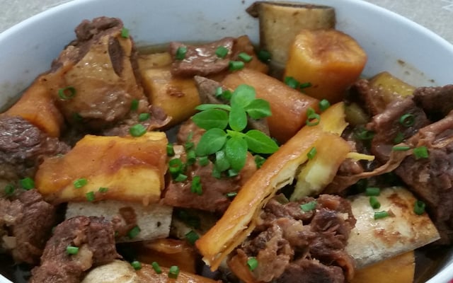 Costela com mandioca na cerveja