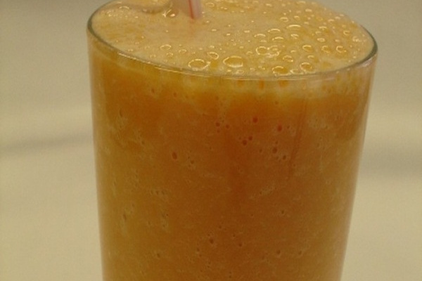 Vitamina de Ades banana com mamão e cenoura