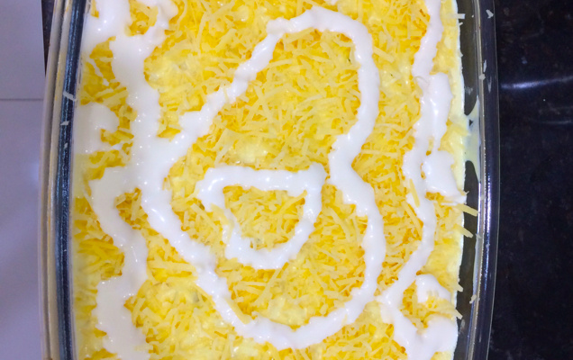 Batatas ao forno com molho branco e requeijão