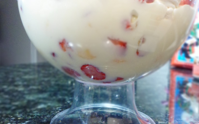 Sobremesa de suspiro com morango