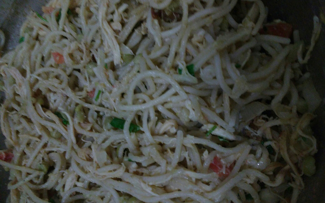 Macarrão com frango e ervilhas