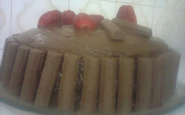 Torta de brigadeiro, morango e prestígio