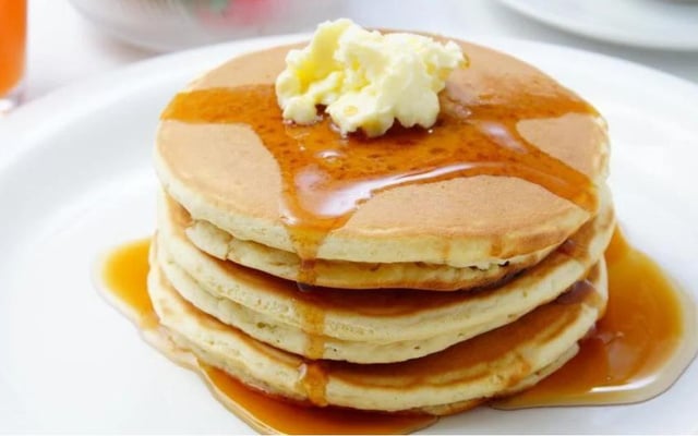 Panqueca americana empilhada com mel e manteiga por cima