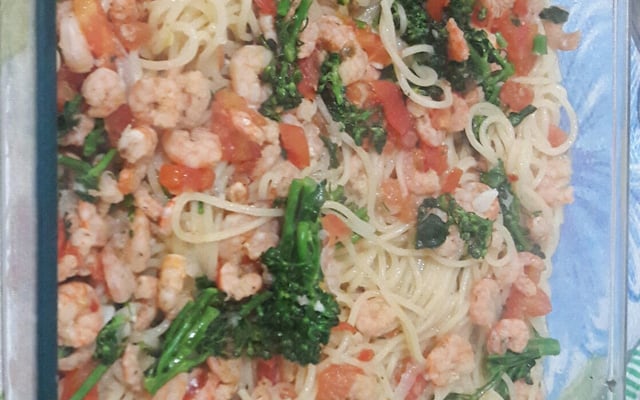 Macarronada com camarão e brócolis