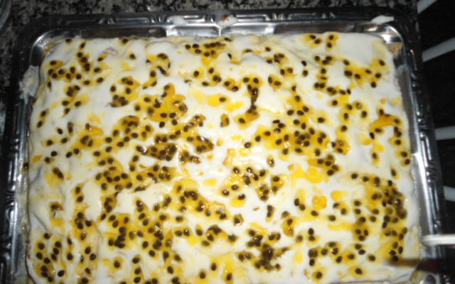 Bolo de maracujá recheado com mousse de maracujá