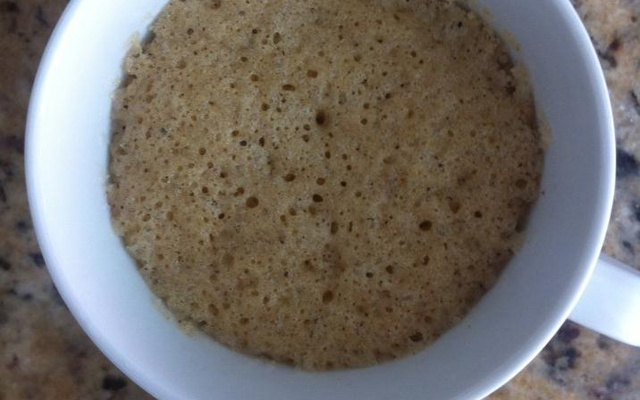 Bolo de caneca de canela com doce de leite