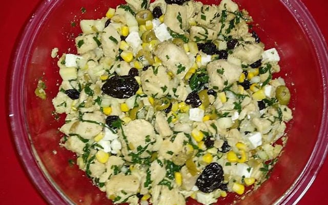 Salada de frango com ameixa
