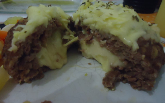 Hamburgão recheado com 3 queijos