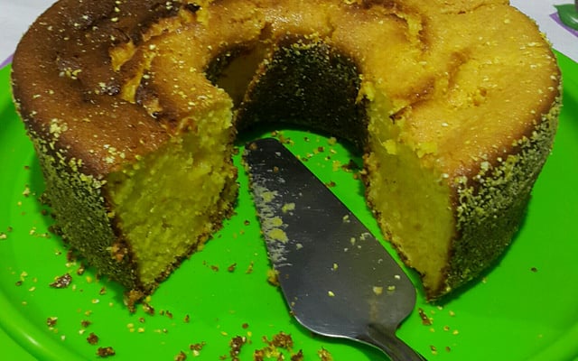 Bolo de milharina com leite condensado