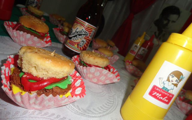 Cupcake com formato de hambúrguer