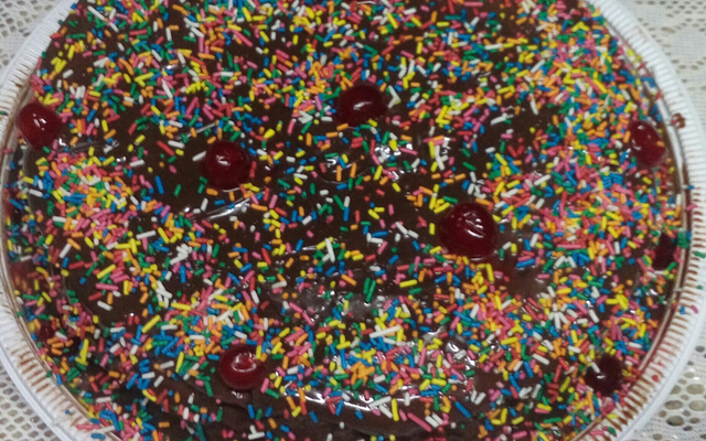 Bolo de chocolate com recheio de ameixa