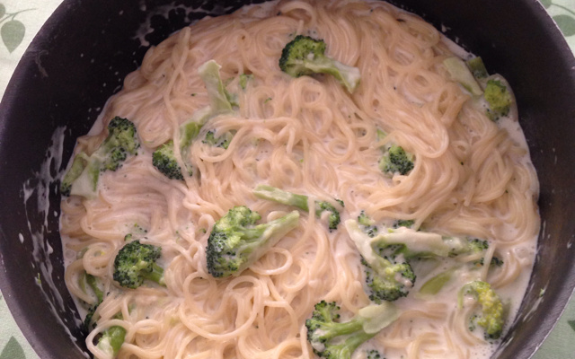 Espaguete ao molho branco com brócolis