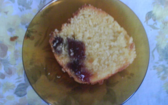 Bolo de fubá com goiabada