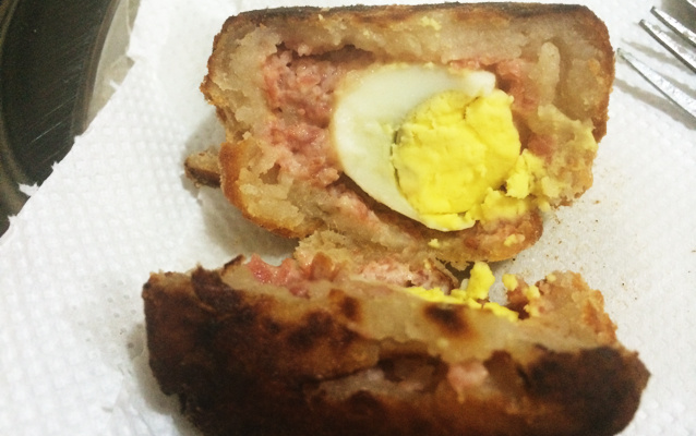 Calabresa com recheio de ovo de codorna