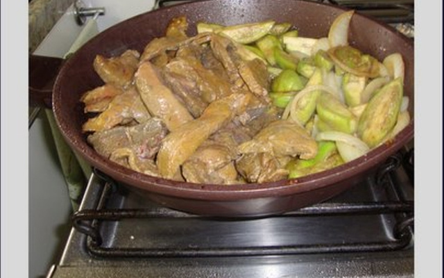 Iscas de fígado com jiló