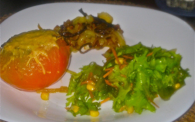 Tomates recheados em cama de cebolas