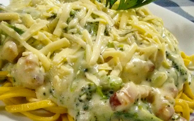Macarrão com brócolis e creme branco