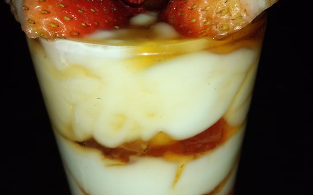 Creme gelado com morangos em calda